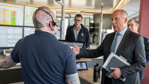 Innenminister Roman Poseck besucht Leitstelle