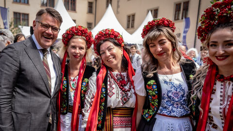 Ministerpräsident Rhein mit drei Frauen in Trachten