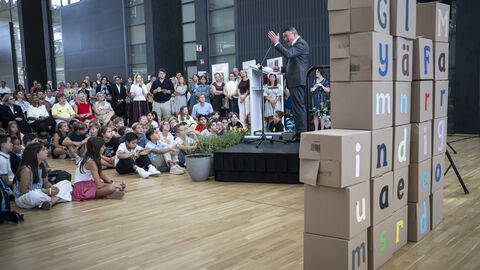 Ministerpräsident Boris Rhein spricht bei der Einschulungsfeier des Margot-Friedländer-Gymnasiums